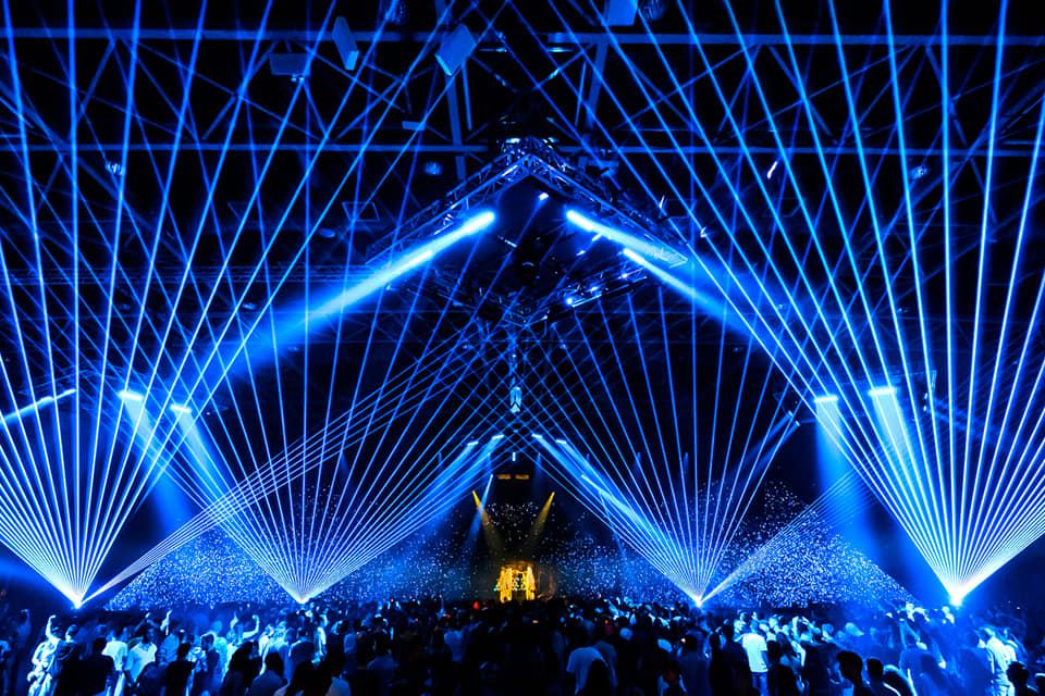 How to design the stage lights of the club?